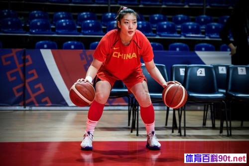 中国女篮主力李梦两获大赛MVP，场下打扮也很漂亮，你怎么看？